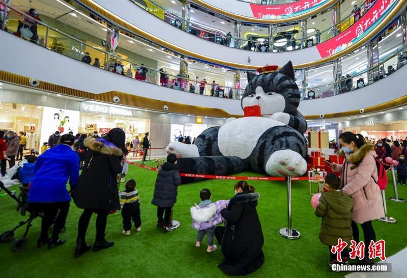 超7米巨型毛绒玩偶亮相乌鲁木齐