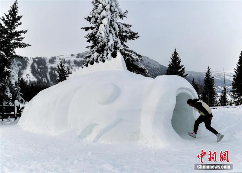新疆喀纳斯湖怪创意雪雕园迎游客