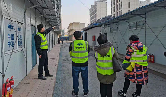 项目经理在生活区介绍关心关爱农民工具体举措