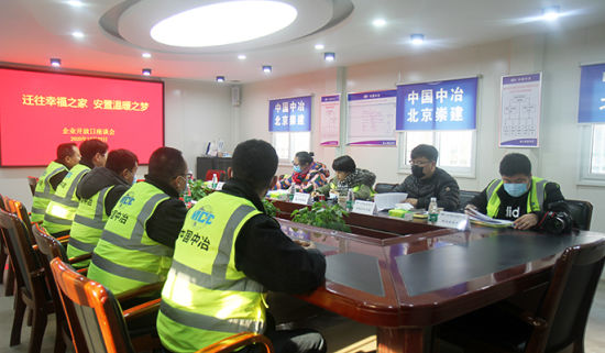 项目人员与与会人员座谈交流