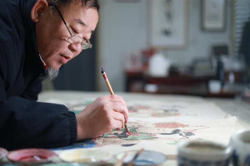 12月23日，民间画师姚淑龙在石家庄市新华区燕赵艺术市场工作室创作年画。