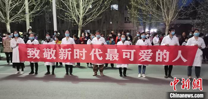 援鄂42天回到五团沙河镇已是深夜,五团沙河镇热烈欢迎袁萌载誉归来。(资料图) 武轩 摄 援鄂42天回到五团沙河镇已是深夜,五团沙河镇热烈欢迎袁萌载誉归来。(资料图) 武轩 摄