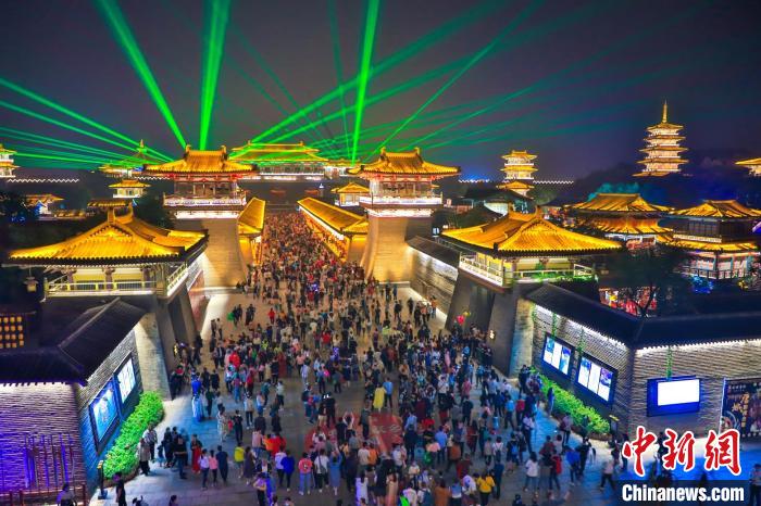 资料图,图为唐城景区夜游项目受欢迎。唐城景区供图 资料图,图为唐城景区夜游项目受欢迎。唐城景区供图
