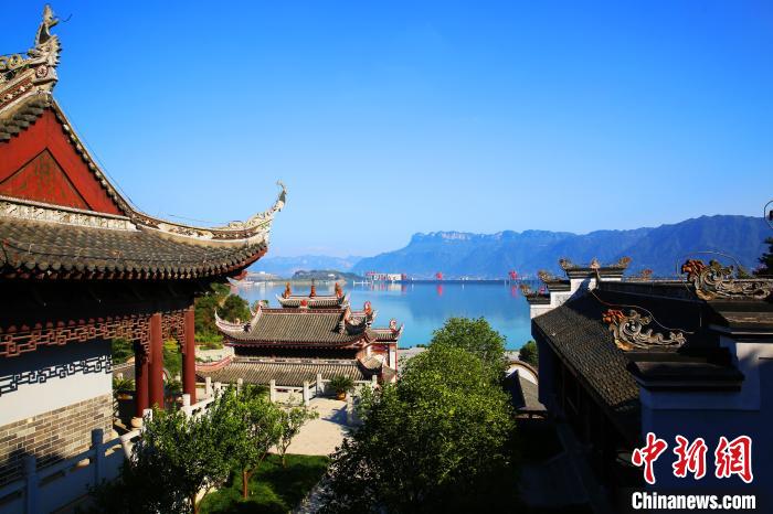 资料图，图为屈原祠与三峡大坝隔江相望，成为游客打卡热门景区。宜昌市文化和旅游局供图