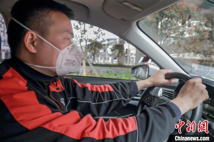 图为疫情期间汪勇开车接送医护人员 受访者供图 摄