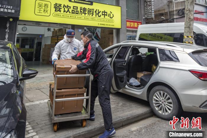 图为疫情期间汪勇和志愿者们搬运物资 受访者供图 摄