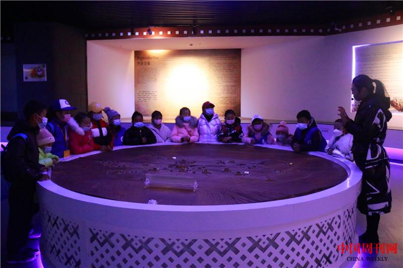 小记者们跟随讲解老师来了解未来拉萨的规划 (2).jpg