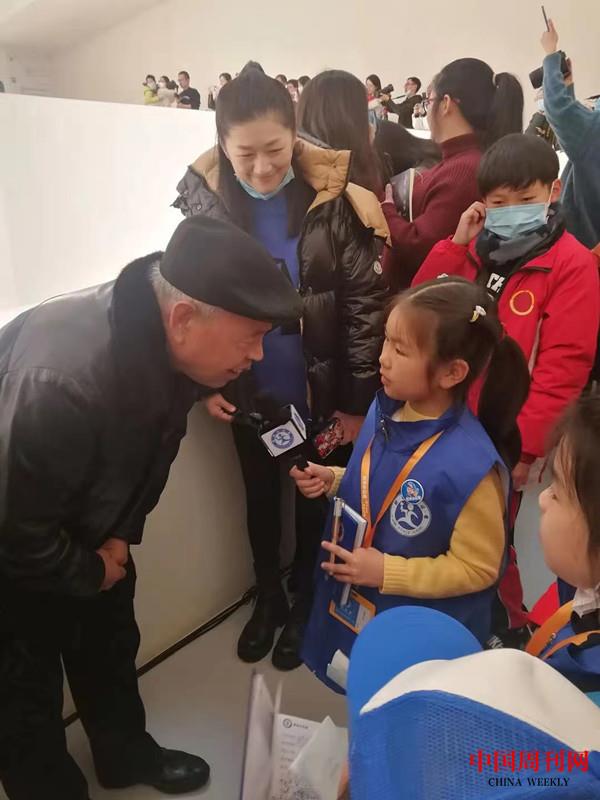图为华茂教育集团董事长徐万茂老先生与爱菊艺术学校新华小记者朱韵林亲切交流。_副本.jpg