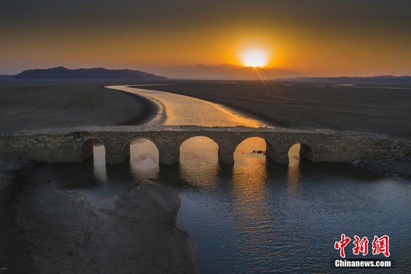 航拍江西湖口明代古桥现身鄱阳湖底