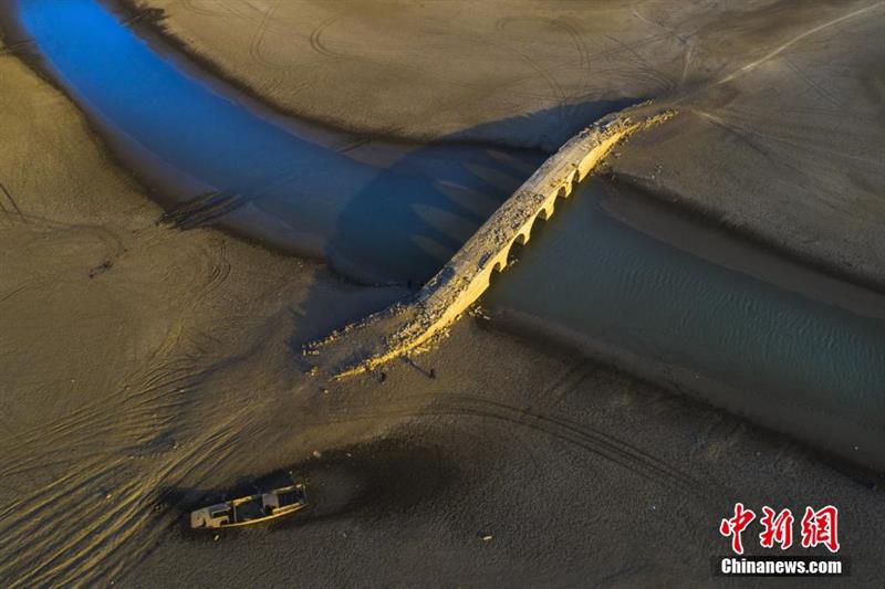 航拍江西湖口明代古桥现身鄱阳湖底