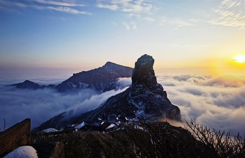  1月17日在贵州铜仁梵净山拍摄的夕阳云海景观。