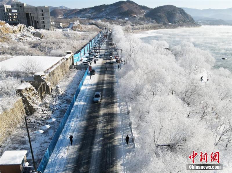 航拍松花江岸雾凇：玉树琼枝犹若仙境