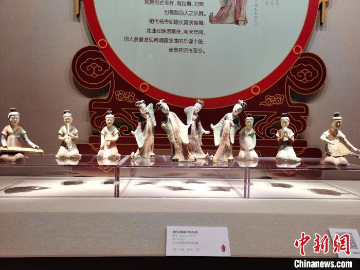 观众在现场看展。　向一鹏 摄