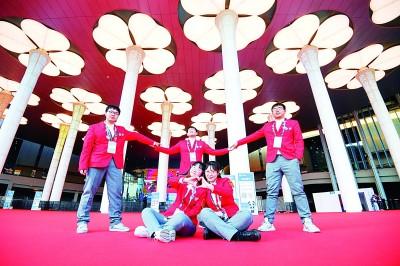 志愿精神：微光可成炬 大爱映苍穹