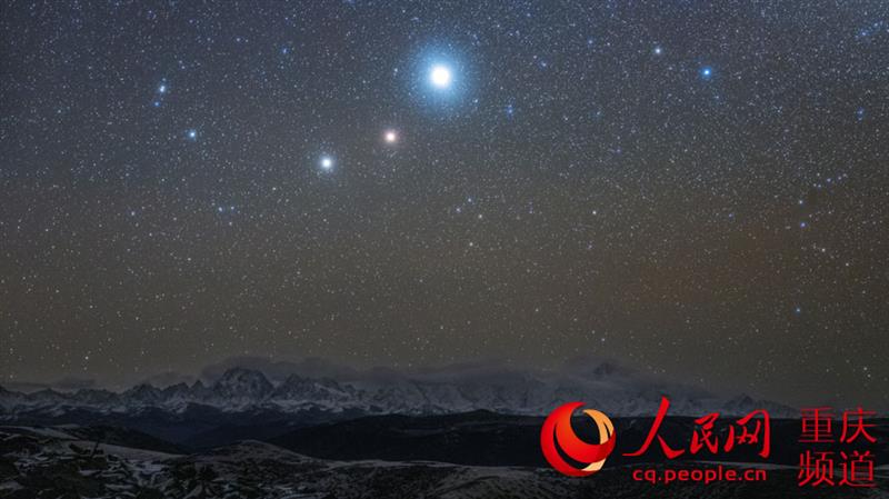 贡嘎山上空三星相聚（摄于四川康定）。 戴建峰摄 