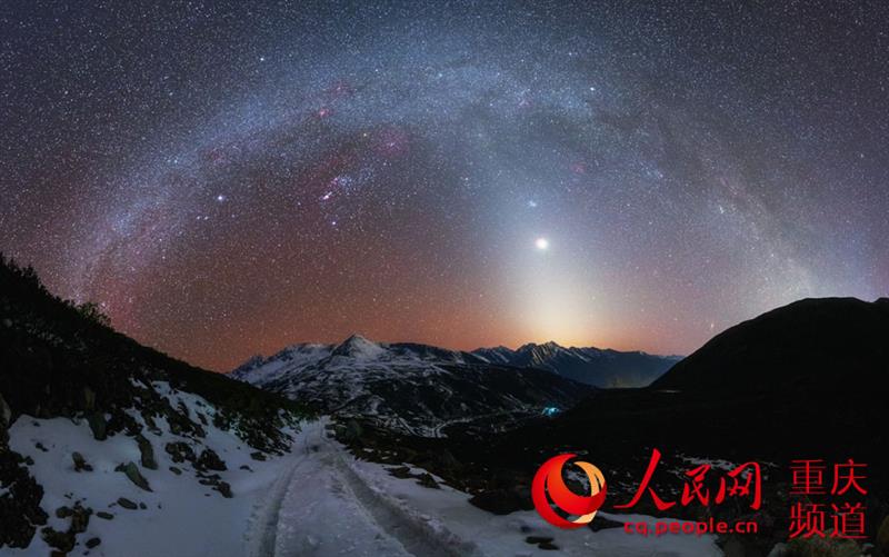 冬季银河拱桥与黄道光，在镜头里营造出一个魔幻般的世界（摄于四川康定）。 戴建峰摄 