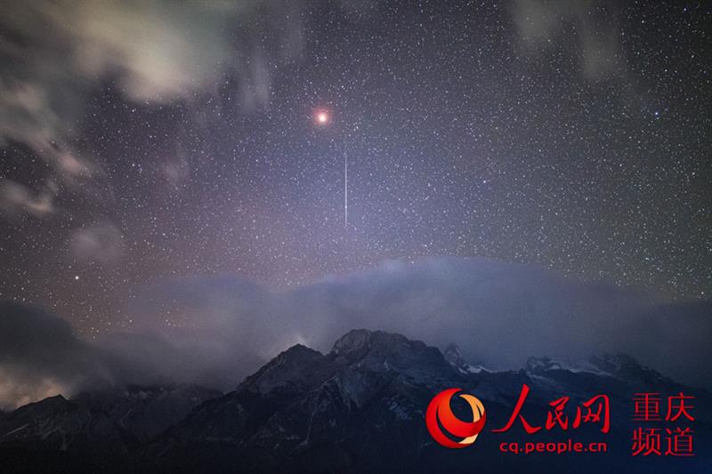 狮子座流星，拖着长长的尾带，从天际划过（摄于云南丽江玉龙雪山）。 戴建峰摄