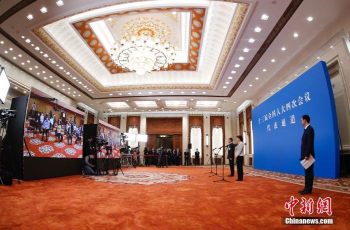 3月5日,第十三届全国人民代表大会第四次会议举行首场“代表通道”采访活动。图为全国人大代表通过网络视频方式接受采访。 <a target='_blank' href='http://www.chinanews.com/'>中新社</a>记者 杜洋 摄 点击进入下一页