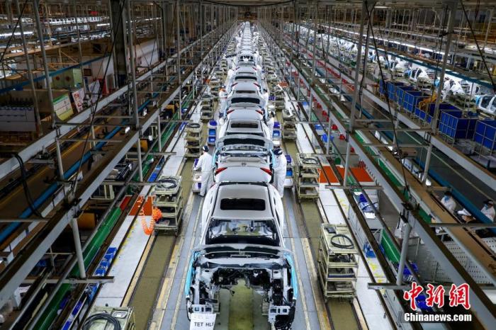 资料图：工人在汽车生产线上工作。<a target='_blank' href='http://www.chinanews.com/'>中新社</a>记者 张畅 摄