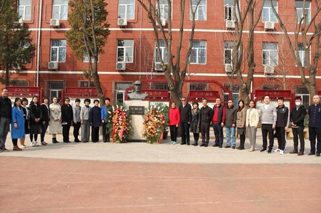 点击图片翻到下一页>> 北京市佟麟阁学校开展“缅怀先烈 致敬英雄”主题活动