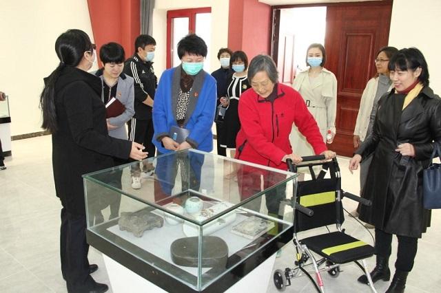 点击图片翻到下一页>> 北京市佟麟阁学校开展“缅怀先烈 致敬英雄”主题活动