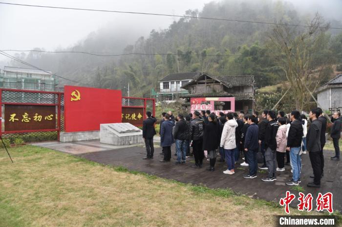 浙江台州党员在桐树坑村星火广场重温入党誓词 范宇斌 摄 浙江台州党员在桐树坑村星火广场重温入党誓词 范宇斌 摄