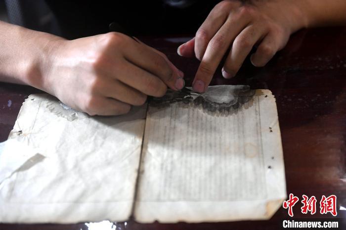 “90后”文物修复师：修旧如旧补纸不补字