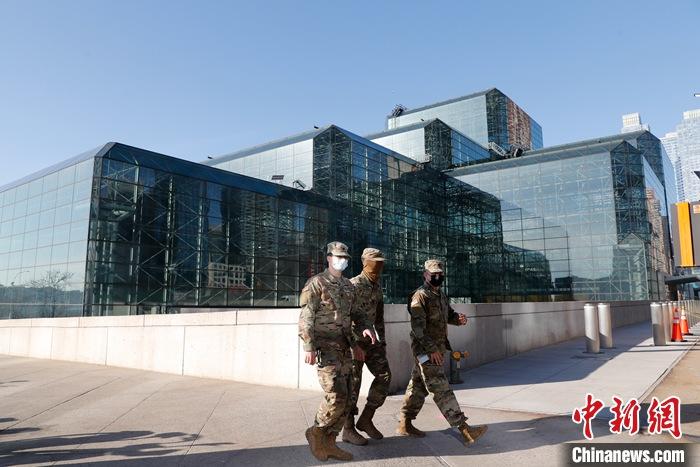 当地时间3月9日,驻守在纽约贾维茨中心的美国国民警卫队士兵。贾维茨中心自6日起进入全天24小时服务模式,昼夜不间断地为民众接种新冠疫苗。
<a target='_blank' href='http://www.chinanews.com/'>中新社</a>记者 廖攀 摄 点击进入下一页