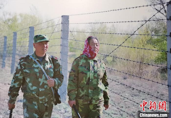 马军武夫妇在巡边途中。(翻拍资料图) 戚亚平 摄 马军武夫妇在巡边途中。(翻拍资料图) 戚亚平 摄
