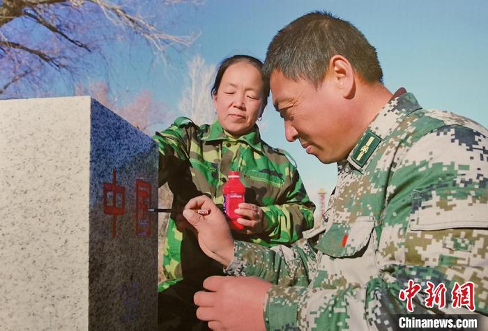 巡边途中,马军武夫妇为界碑描红。(翻拍资料图) 戚亚平 摄 巡边途中,马军武夫妇为界碑描红。(翻拍资料图) 戚亚平 摄