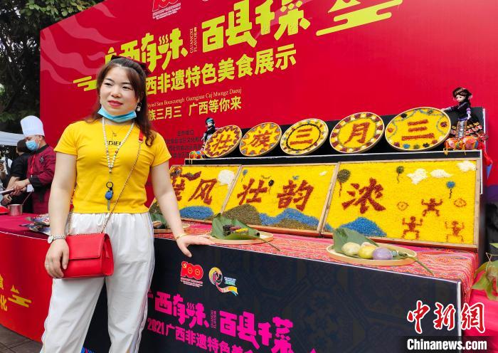 图为1.8米壮族五色糯米饭吸引食客眼球。　黄艳梅 摄