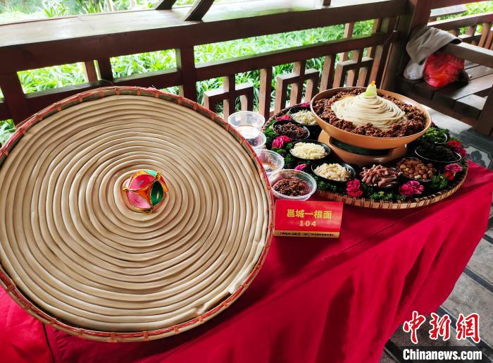 图为广西特色美食展示。　黄艳梅 摄