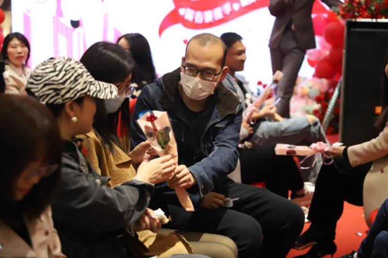 点击图片翻到下一页>> 青春有你 与你同行