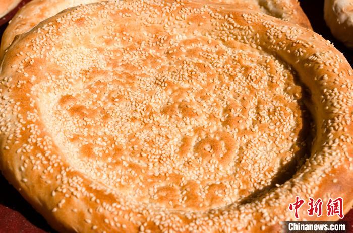 乌尔禾馕产业基地新出炉的热馕。　庞博 摄