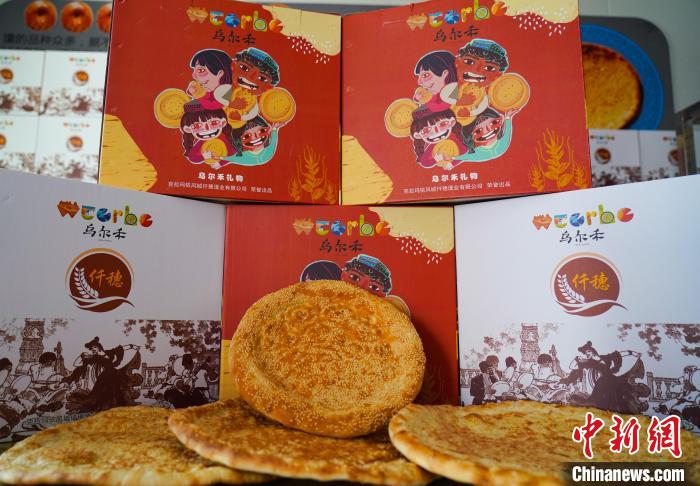 乌尔禾馕产业基地员工包装好新出炉的馕等客户领取。　庞博 摄