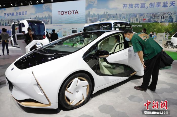 资料图：在第三届中国国际进口博览会上，多个汽车品牌展示的新能源汽车成为参观者关注的焦点。
<a target='_blank' href='http://www.chinanews.com/'>中新社</a>记者 殷立勤 摄