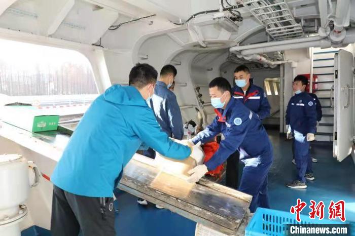 4月20日，中国第三代航天远洋测量船远望5号船缓缓驶离码头，再度奔赴大洋执行海上测控任务。　王璐瑶 摄