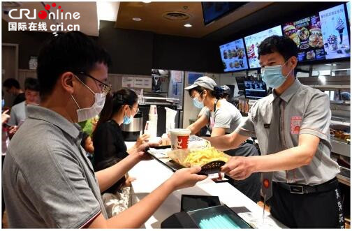 肯德基将助残障“天使”员工走近冬奥 助残日天使餐厅迎来广西新店_fororder_4_副本