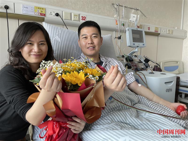 华国良的妻子捐献当天为丈夫比心点赞.jpg