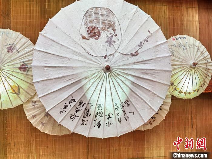 图为用构皮纸制作的伞 周燕玲 摄