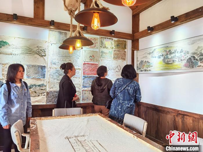 图为游客参观花茂人家 周燕玲 摄