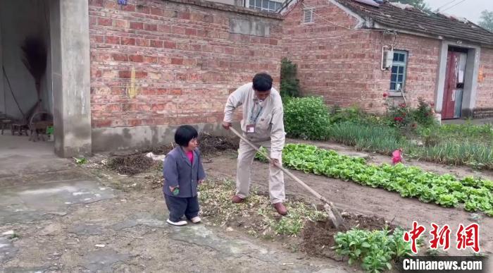 张必超除了帮助刘召弟解决一些电力方面的问题,还连续多年帮她解决生活上的困难。 王松竹 摄 张必超除了帮助刘召弟解决一些电力方面的问题,还连续多年帮她解决生活上的困难。 王松竹 摄