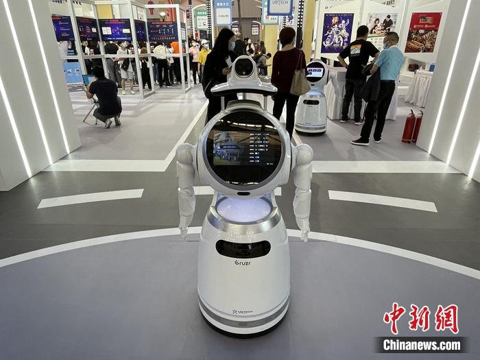 机器人增加测温、提醒戴口罩等功能。<a target='_blank' href='http://www.chinanews.com/' >中新网</a>记者 吴涛 摄 机器人增加测温、提醒戴口罩等功能。<a target='_blank' href='http://www.chinanews.com/' >中新网</a>记者 吴涛 摄