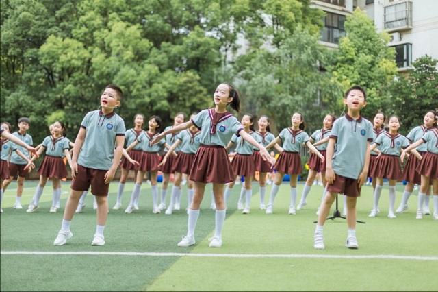 点击图片翻到下一页>> 南京市秦淮实验小学举办“童心向党 奋发向上”全员运动会