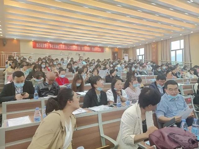 点击图片翻到下一页>> 怀化市首批班主任名师工作室在怀铁一中举行挂牌仪式