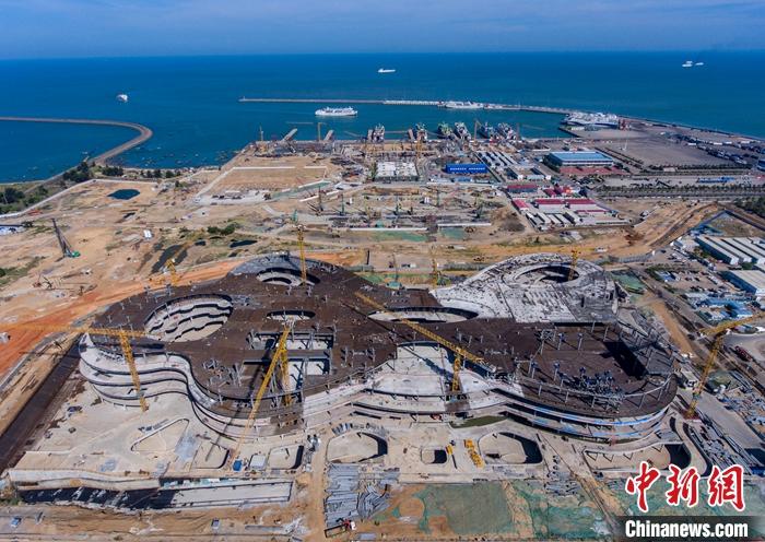 图为5月19日,航拍海口国际免税城项目建设现场。(无人机照片) <a target='_blank' href='http://www.chinanews.com/'>中新社</a>记者 骆云飞 摄 图为5月19日,航拍海口国际免税城项目建设现场。(无人机照片) <a target='_blank' href='http://www.chinanews.com/'>中新社</a>记者 骆云飞 摄