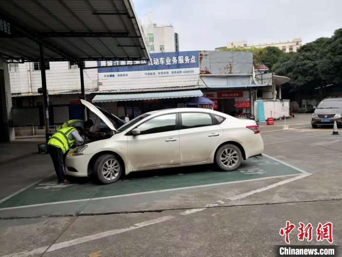 资料图:工作人员对车辆进行检验。 陈秋霞 摄 资料图:工作人员对车辆进行检验。 陈秋霞 摄