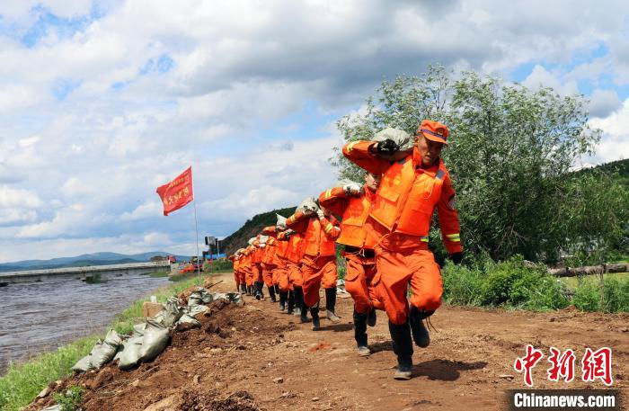 图为森林消防指战员进行救援。　贾凡 摄