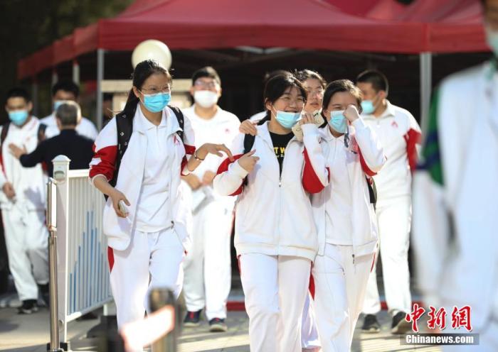 6月10日，在北京人大附中高考考点，考生面带微笑走出考场。当日，北京市2021年高考结束。 <a target='_blank' href='http://www.chinanews.com/'>中新社</a>记者 赵隽 摄