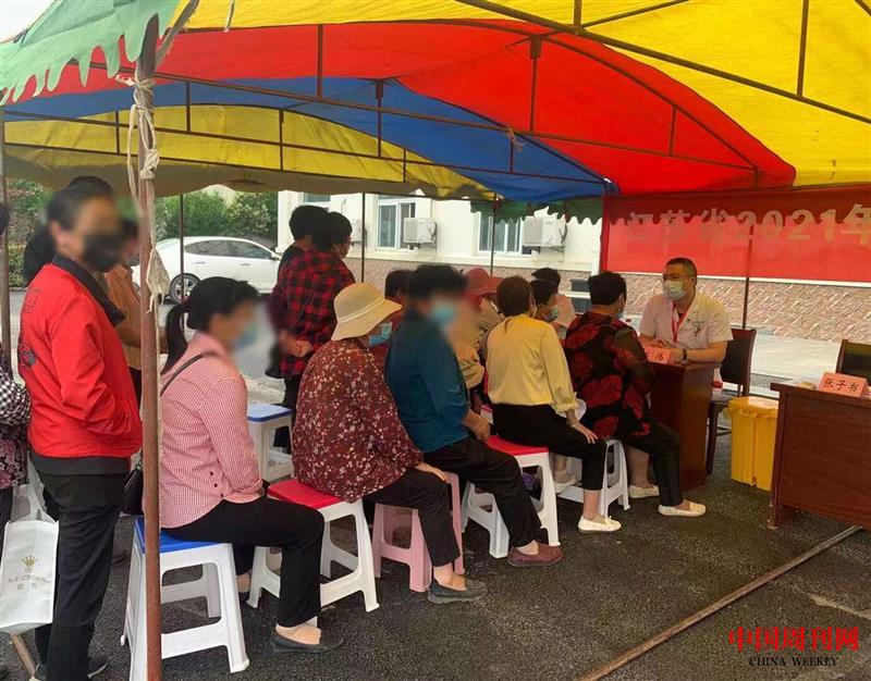 中大医院神经外科苗伟主治医师下乡义诊现场.jpg 中大医院神经外科苗伟主治医师下乡义诊现场.jpg